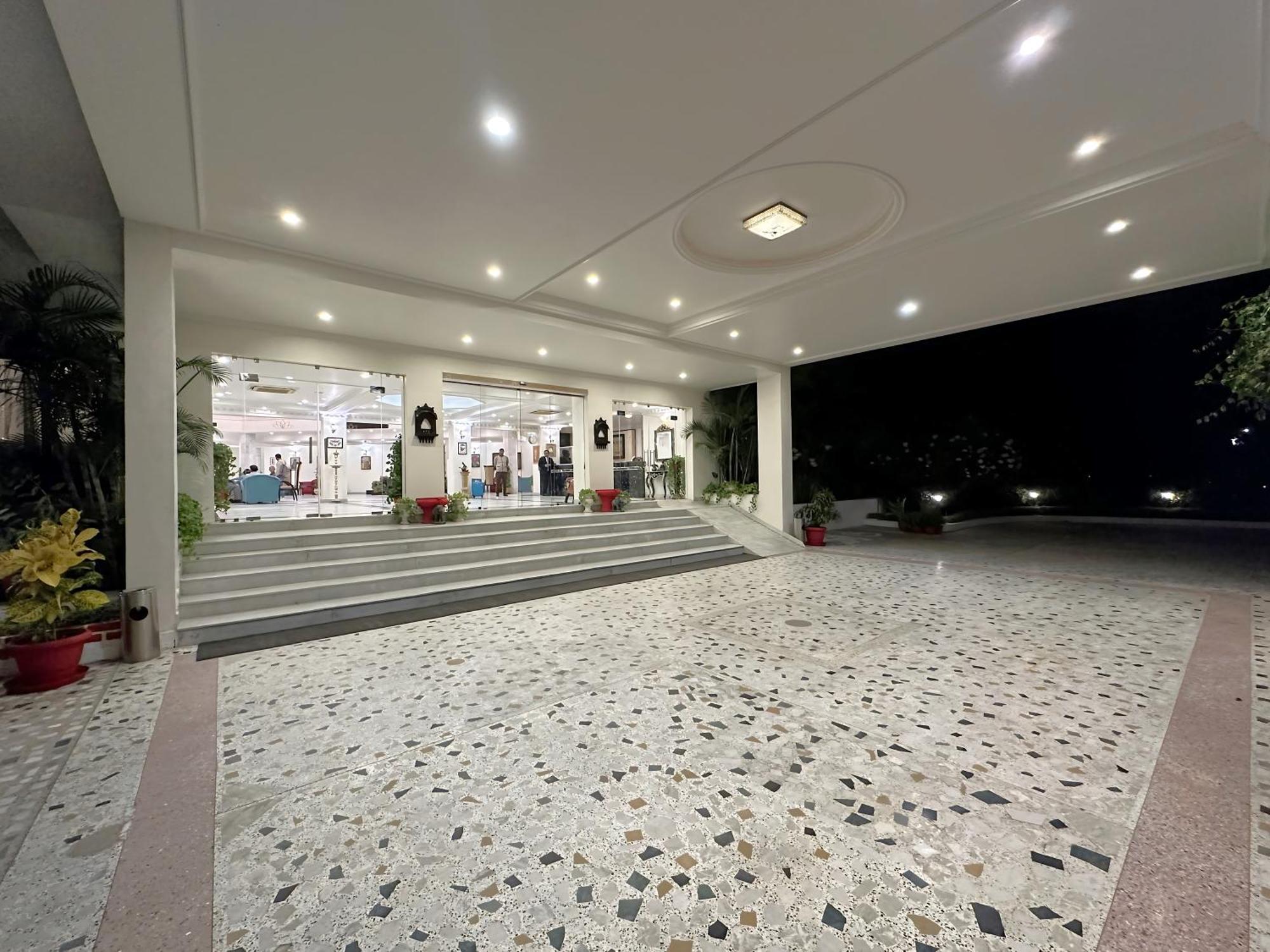 A S Hotels Khajurāho Zewnętrze zdjęcie